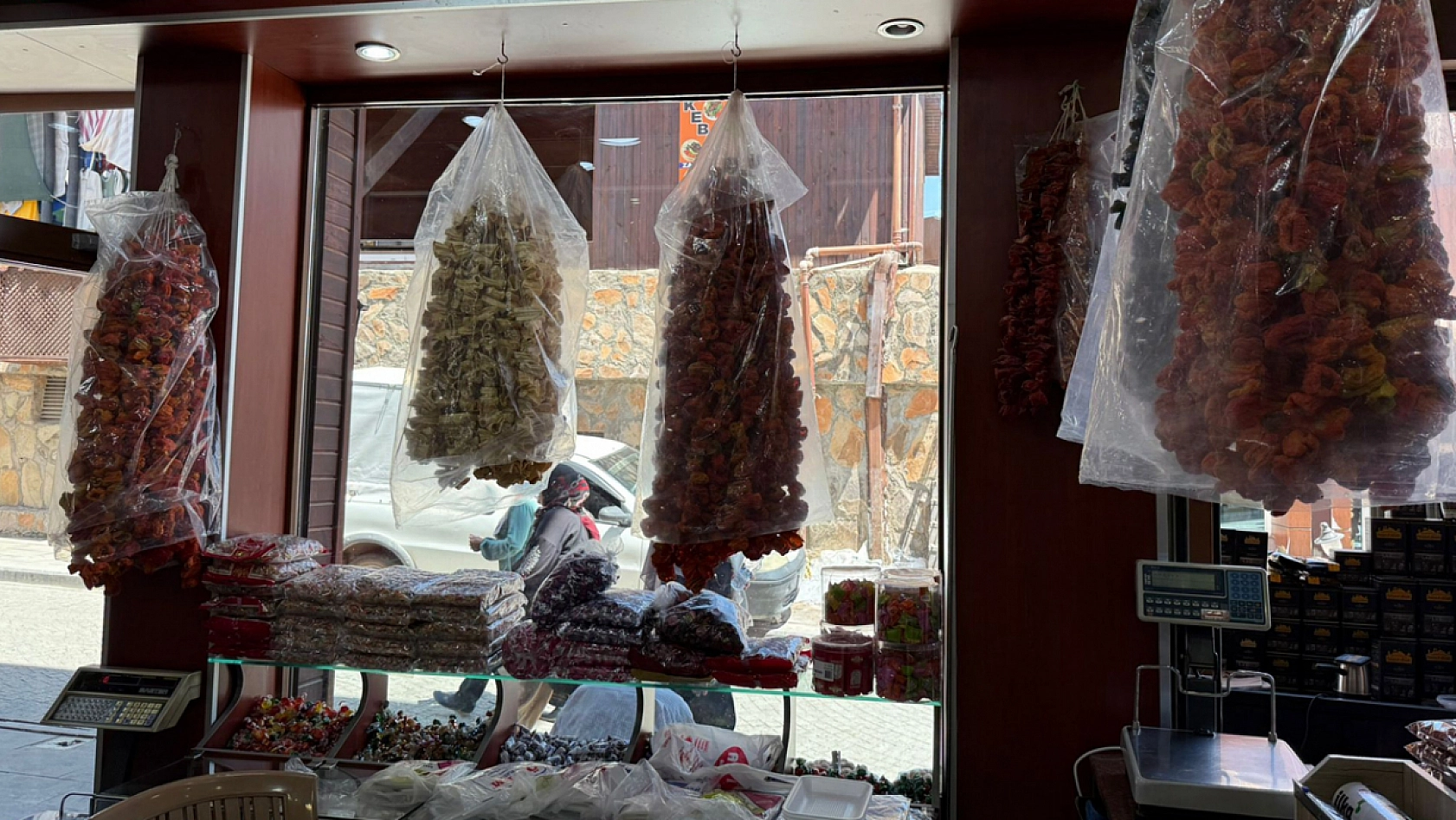 Elazığ'da hazırlıklar başladı, balkonlar kırmızıya büründü