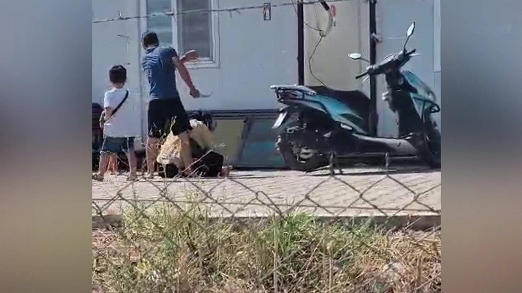 Karısını evlatlarının gözü önünde bıçakla yere yatırıp hunharca dövdü