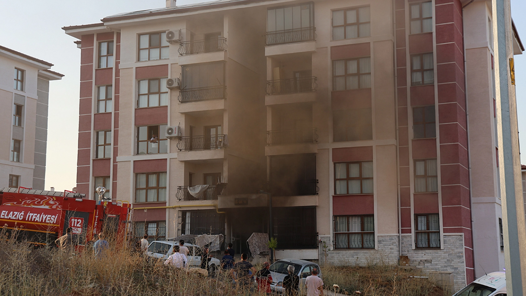 Elazığ'da yangın paniği! 16 kişi kurtarıldı, 12 kişi dumandan etkilendi