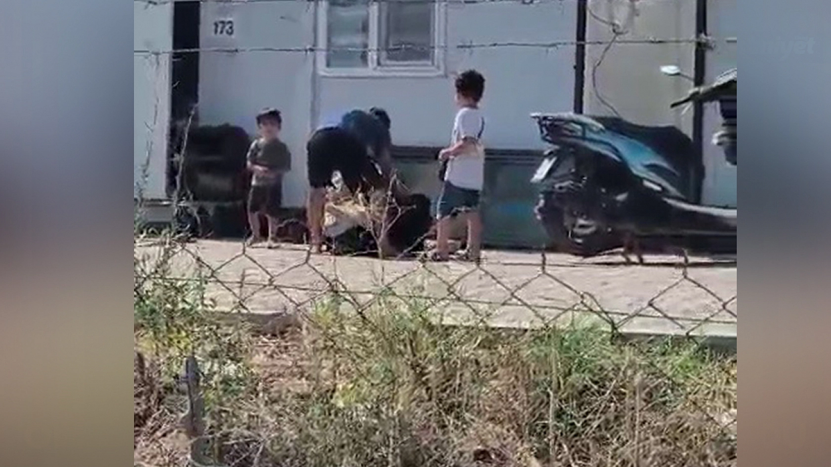 Karısını evlatlarının gözü önünde bıçakla yere yatırıp hunharca dövdü