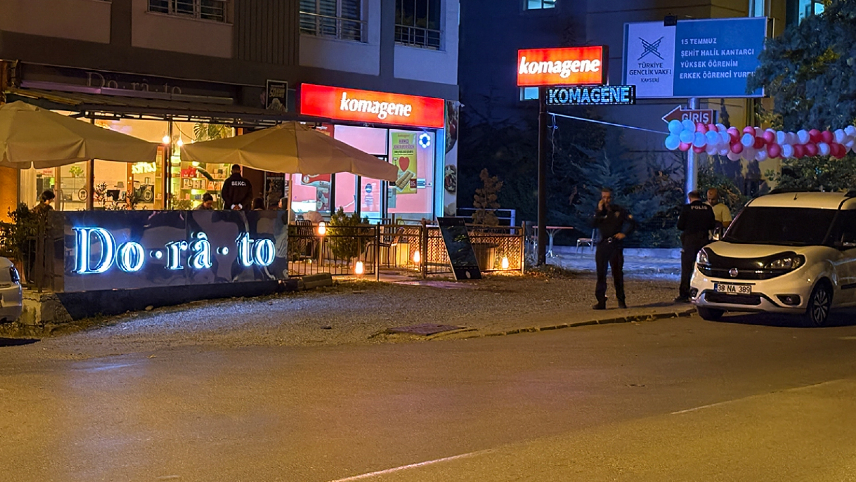 Bıçaklanan şahıs kafeye sığındı