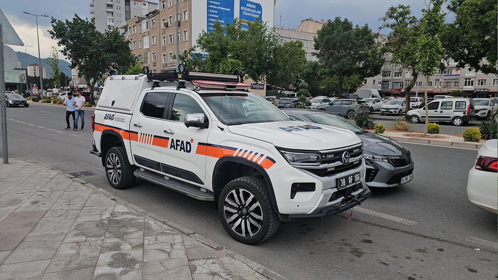 AVM'de bomba alarmı! Girişler kapatıldı