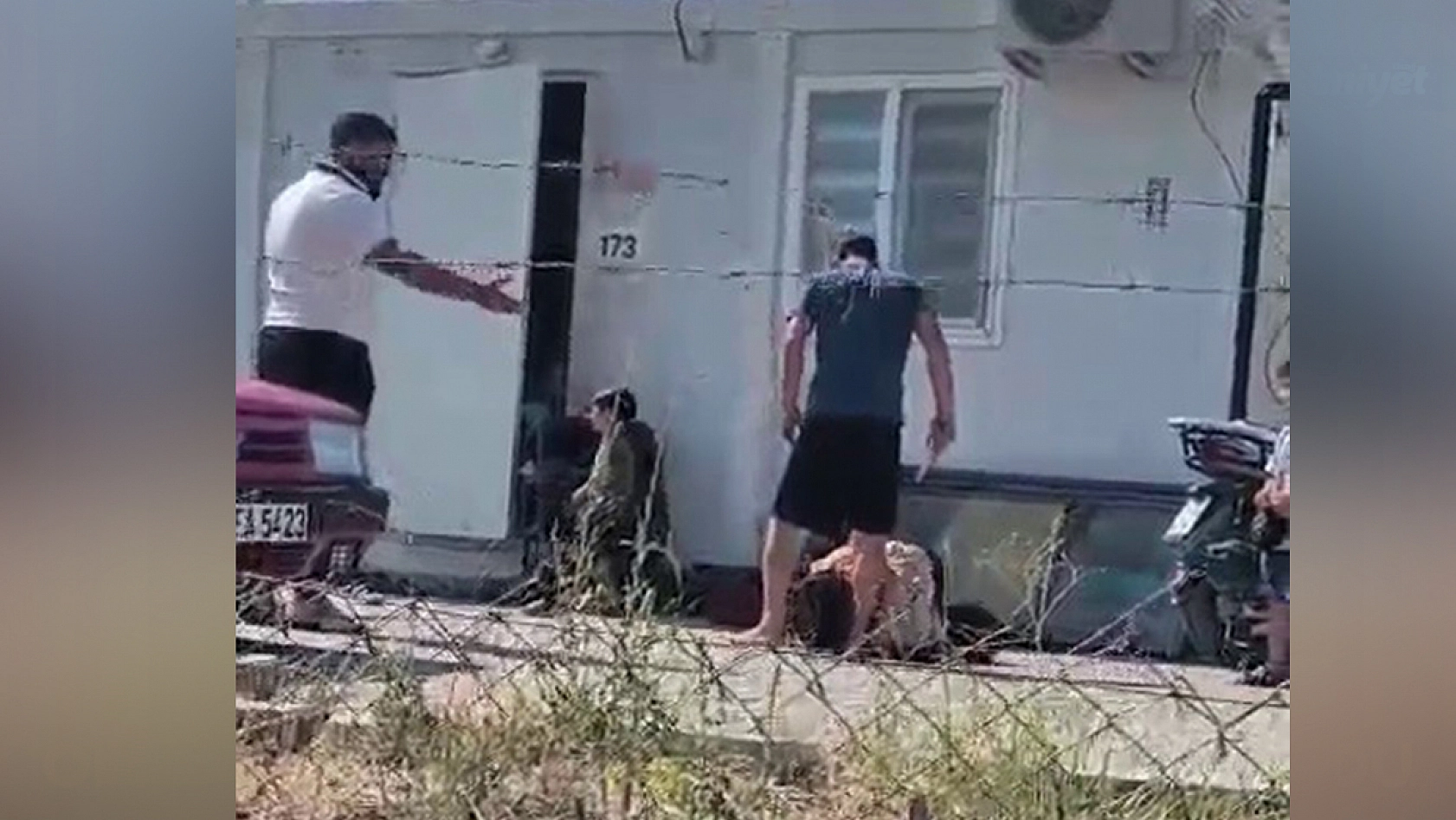 Karısını evlatlarının gözü önünde bıçakla yere yatırıp hunharca dövdü