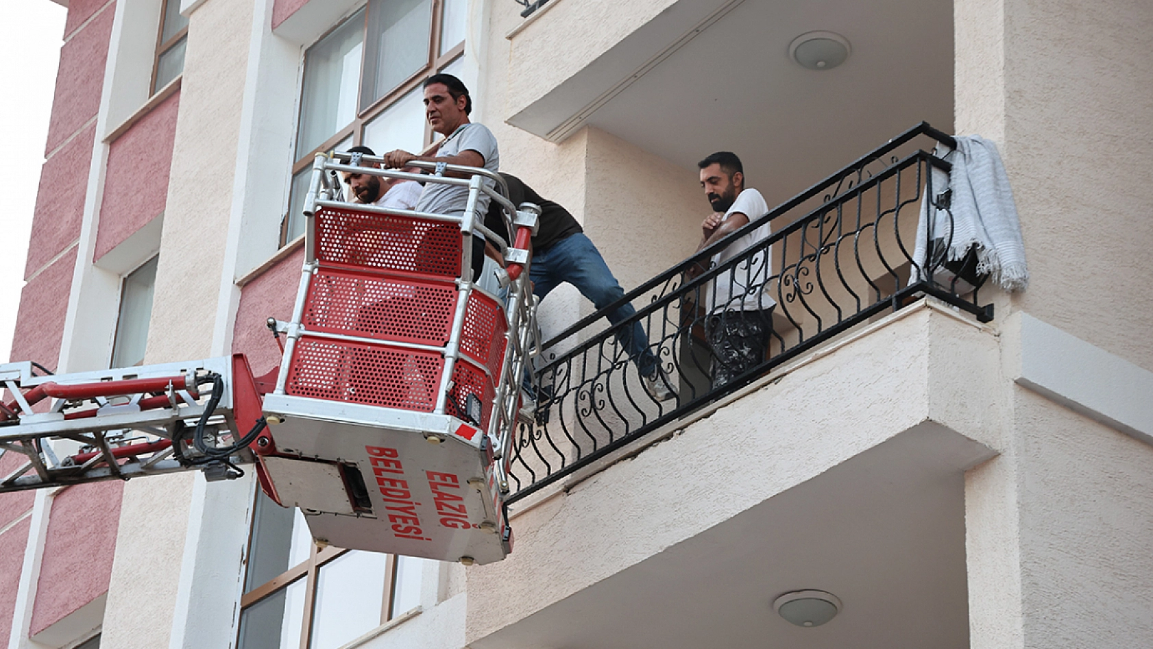 Elazığ'da yangın paniği! 16 kişi kurtarıldı, 12 kişi dumandan etkilendi