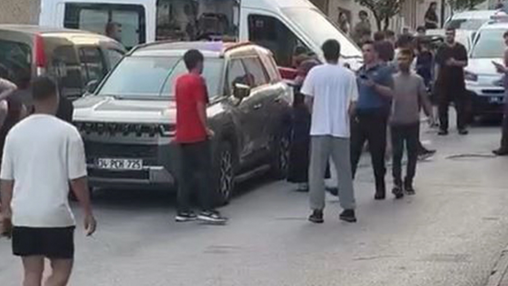 Silahlı kavga: Yoldan geçen 1'i çocuk 2 kişi yaralandı