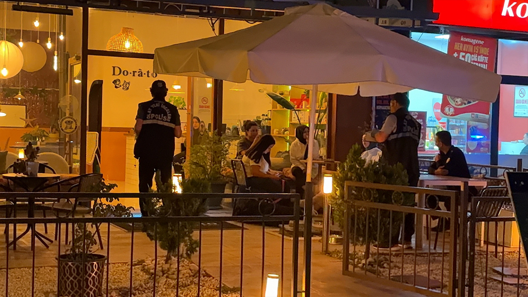 Bıçaklanan şahıs kafeye sığındı