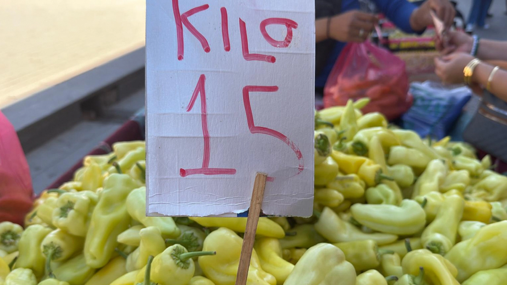 Elazığ'da kilosu 15 liraya düştü, vatandaşlar kapıştı