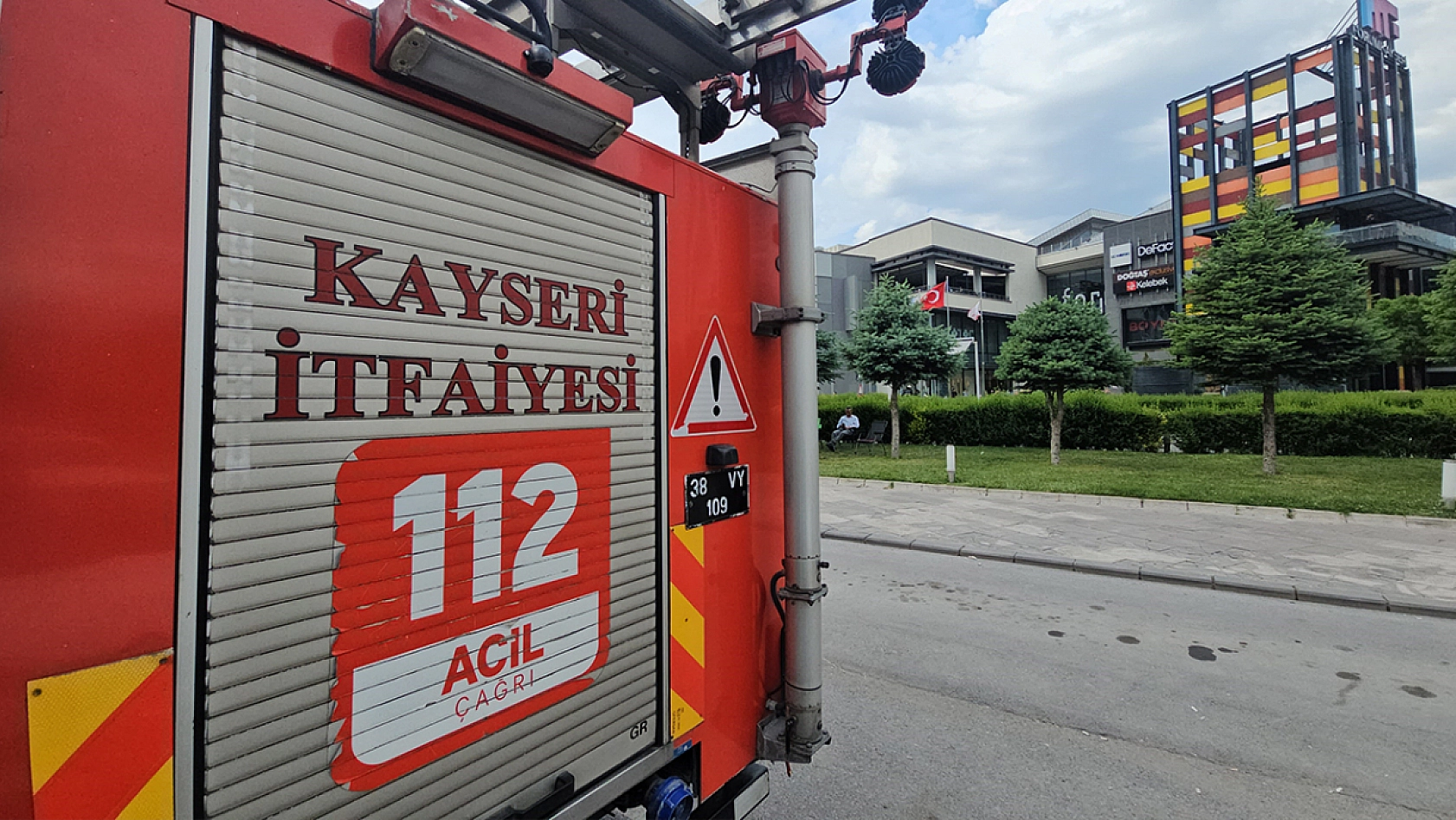 AVM'de bomba alarmı! Girişler kapatıldı