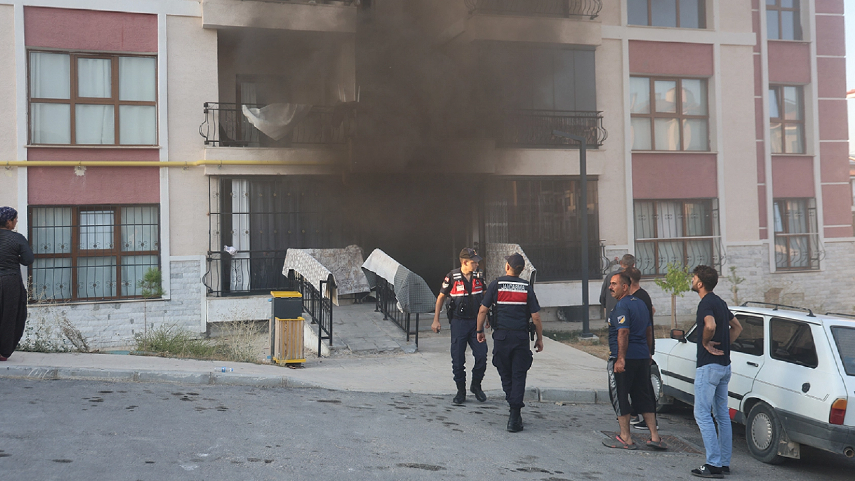 Elazığ'da yangın paniği! 16 kişi kurtarıldı, 12 kişi dumandan etkilendi