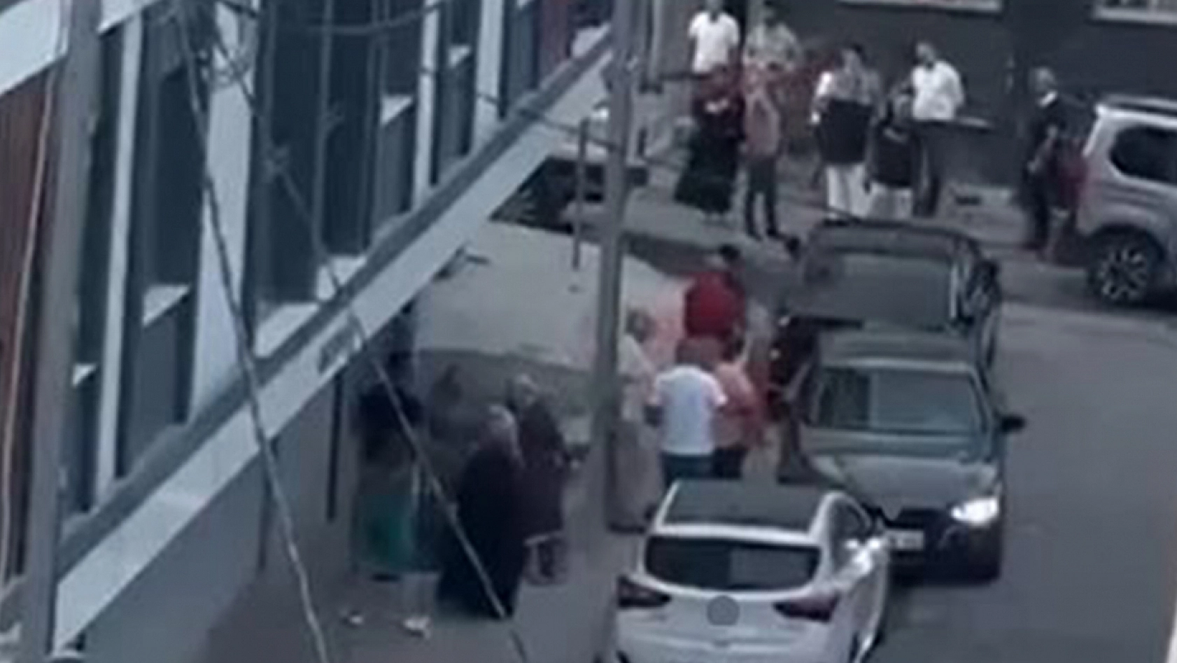Silahlı kavga: Yoldan geçen 1'i çocuk 2 kişi yaralandı