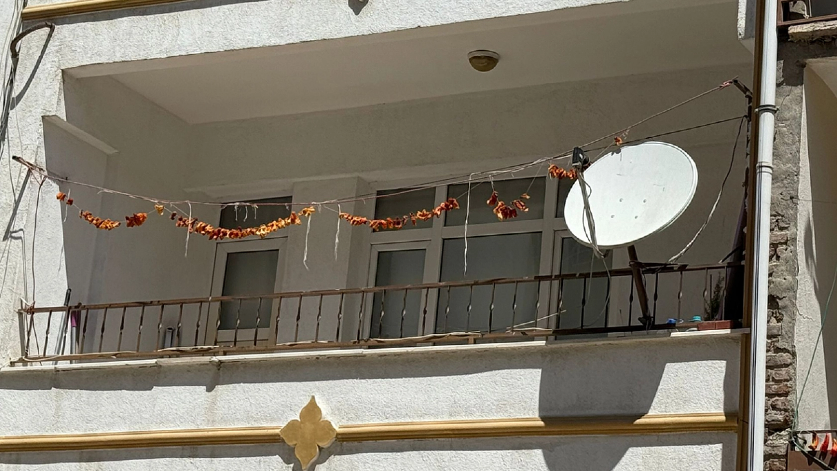Elazığ'da hazırlıklar başladı, balkonlar kırmızıya büründü