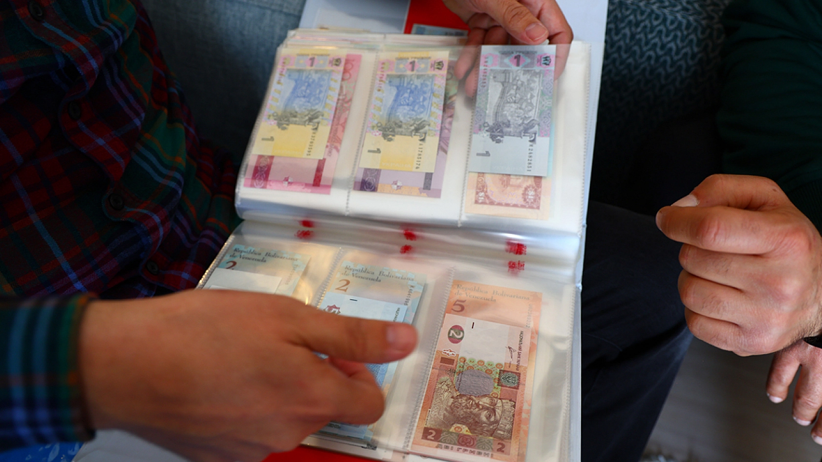 Elazığlı öğretmenden dünya koleksiyonu: 75 ülkenin banknotunu bir araya getirdi