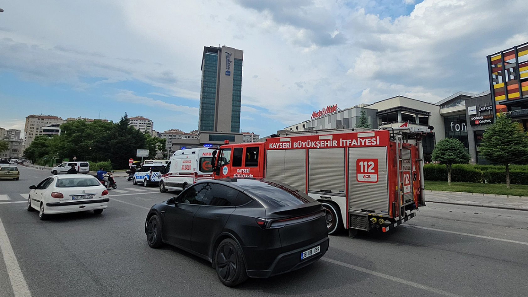 AVM'de bomba alarmı! Girişler kapatıldı