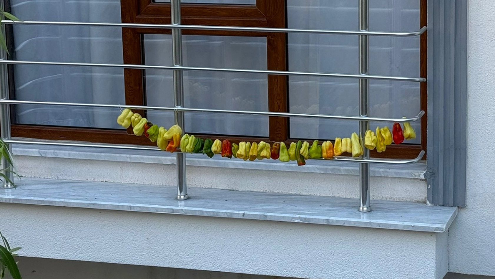 Elazığ'da hazırlıklar başladı, balkonlar kırmızıya büründü