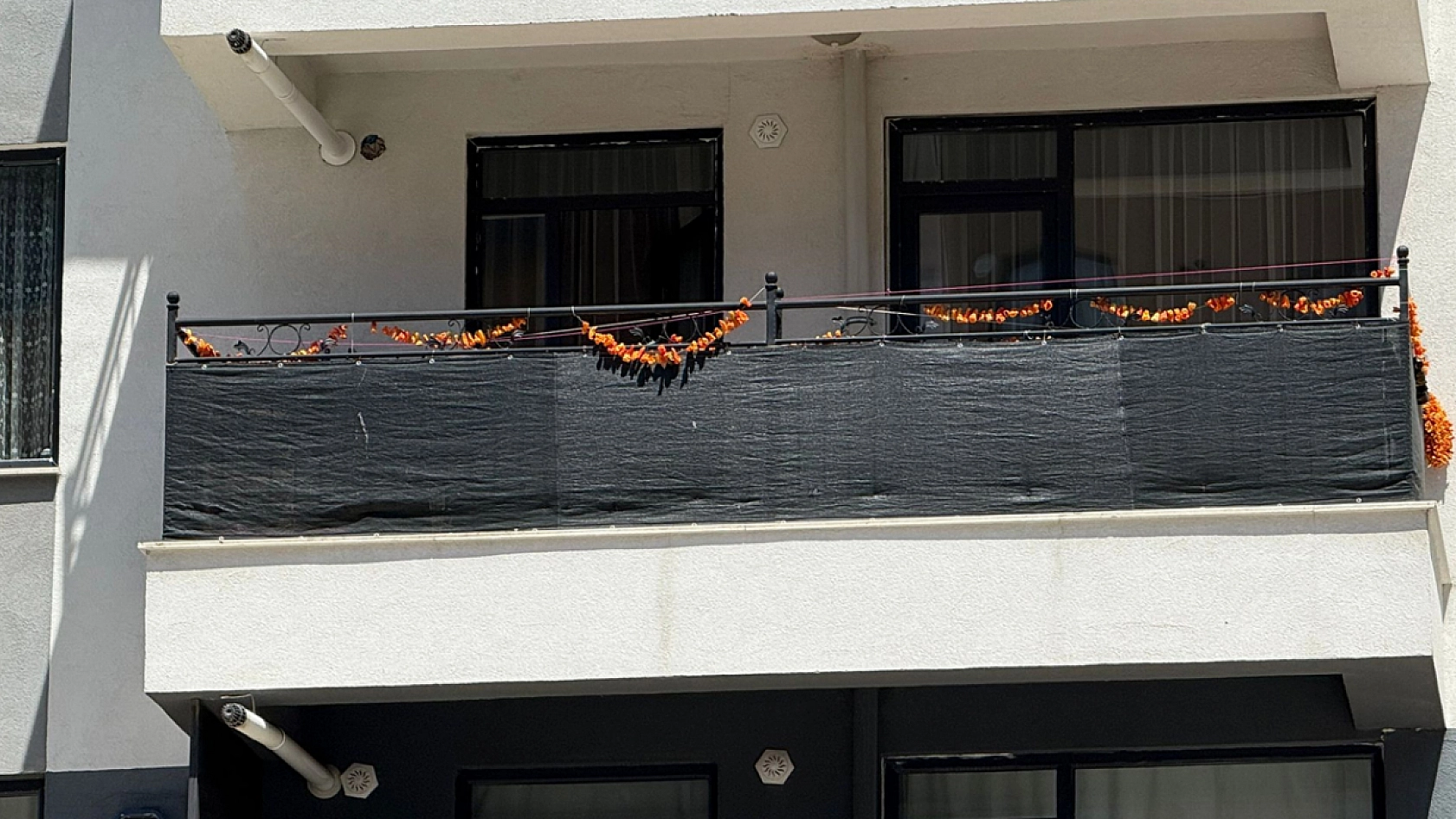 Elazığ'da hazırlıklar başladı, balkonlar kırmızıya büründü