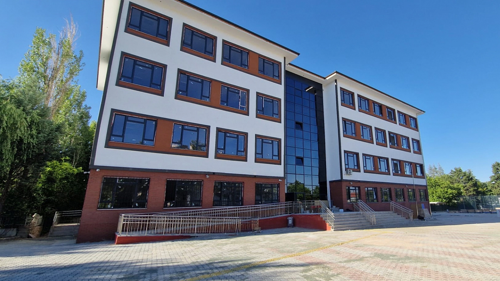 Tercih döneminde öğrencilere büyük müjde: İletişim Lisesi kendi binasına taşındı