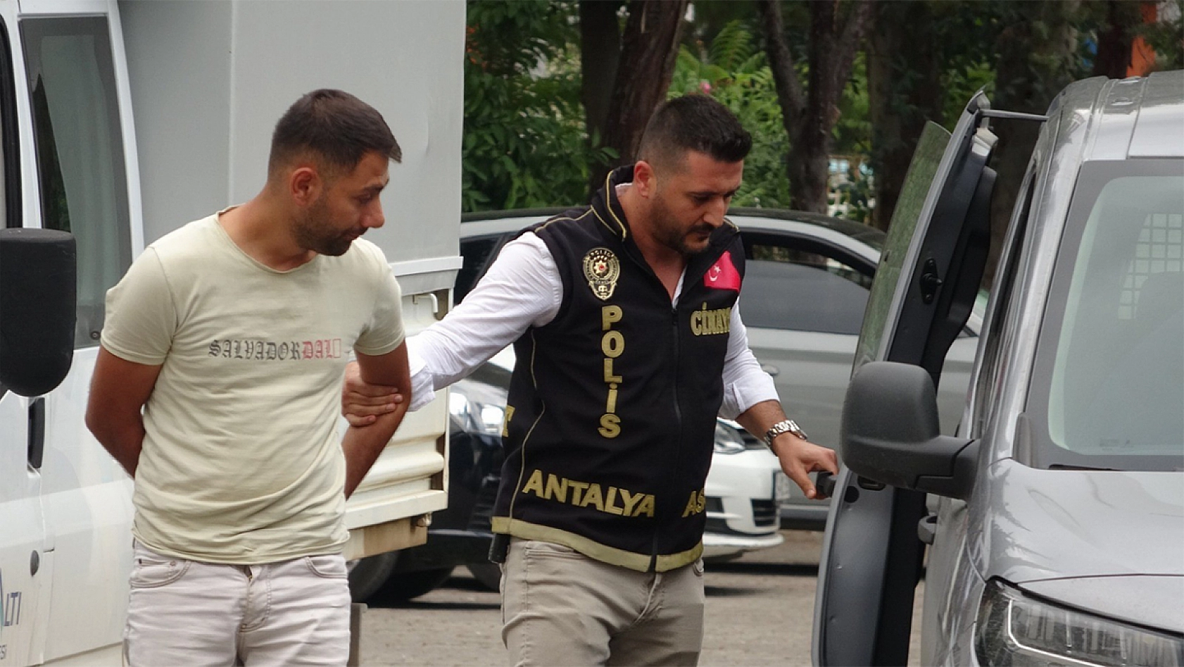 Antalya'da vahşet: darp ettiği kadını boğarak öldürdü, üzerine kaynar su döktü