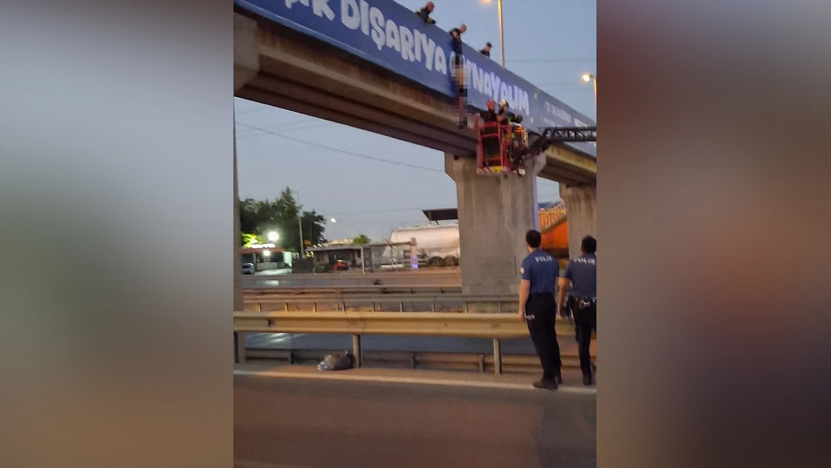 Yarı çıplak şahıs üst geçitte asılı bulundu