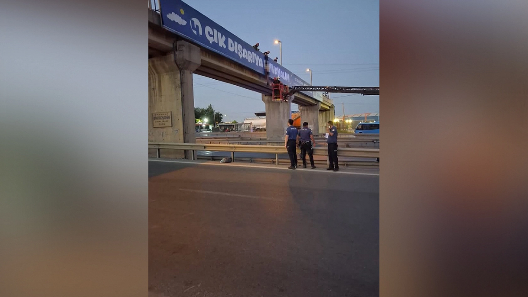 Yarı çıplak şahıs üst geçitte asılı bulundu