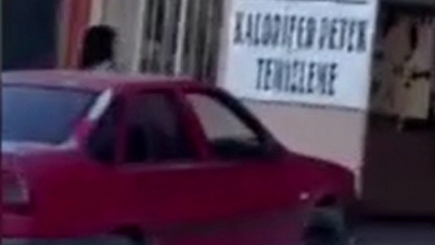 Kadın çekiçle etrafa saldırdı