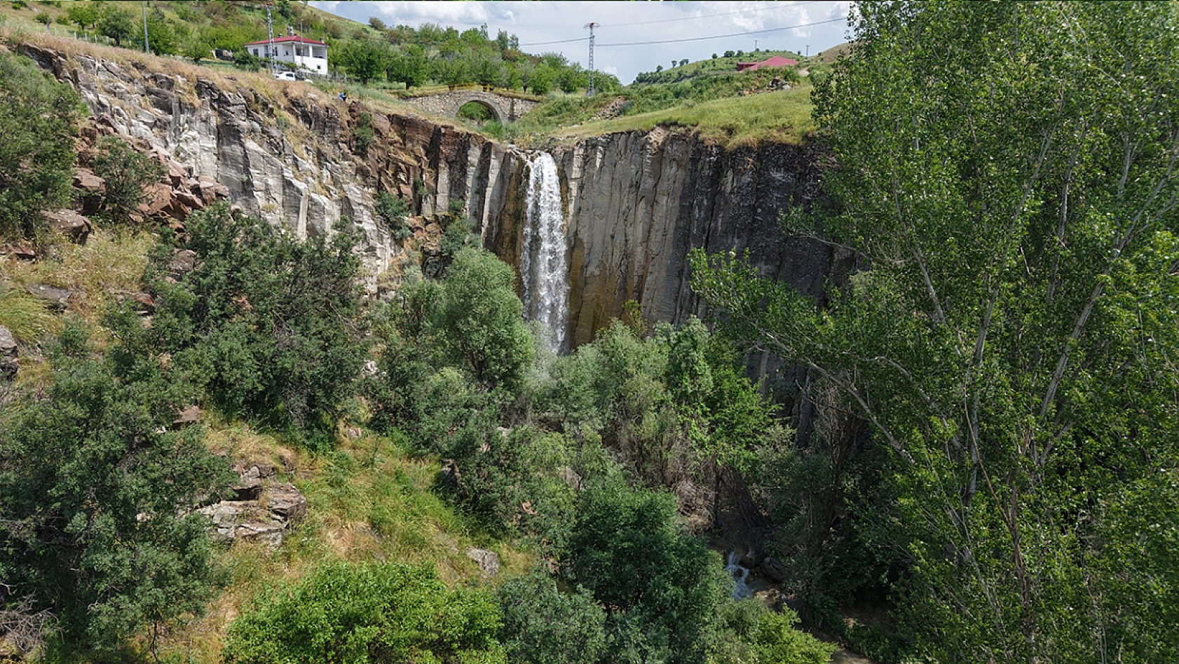 Elazığ'ın saklı cenneti Nişankaya Şelalesi büyülüyor