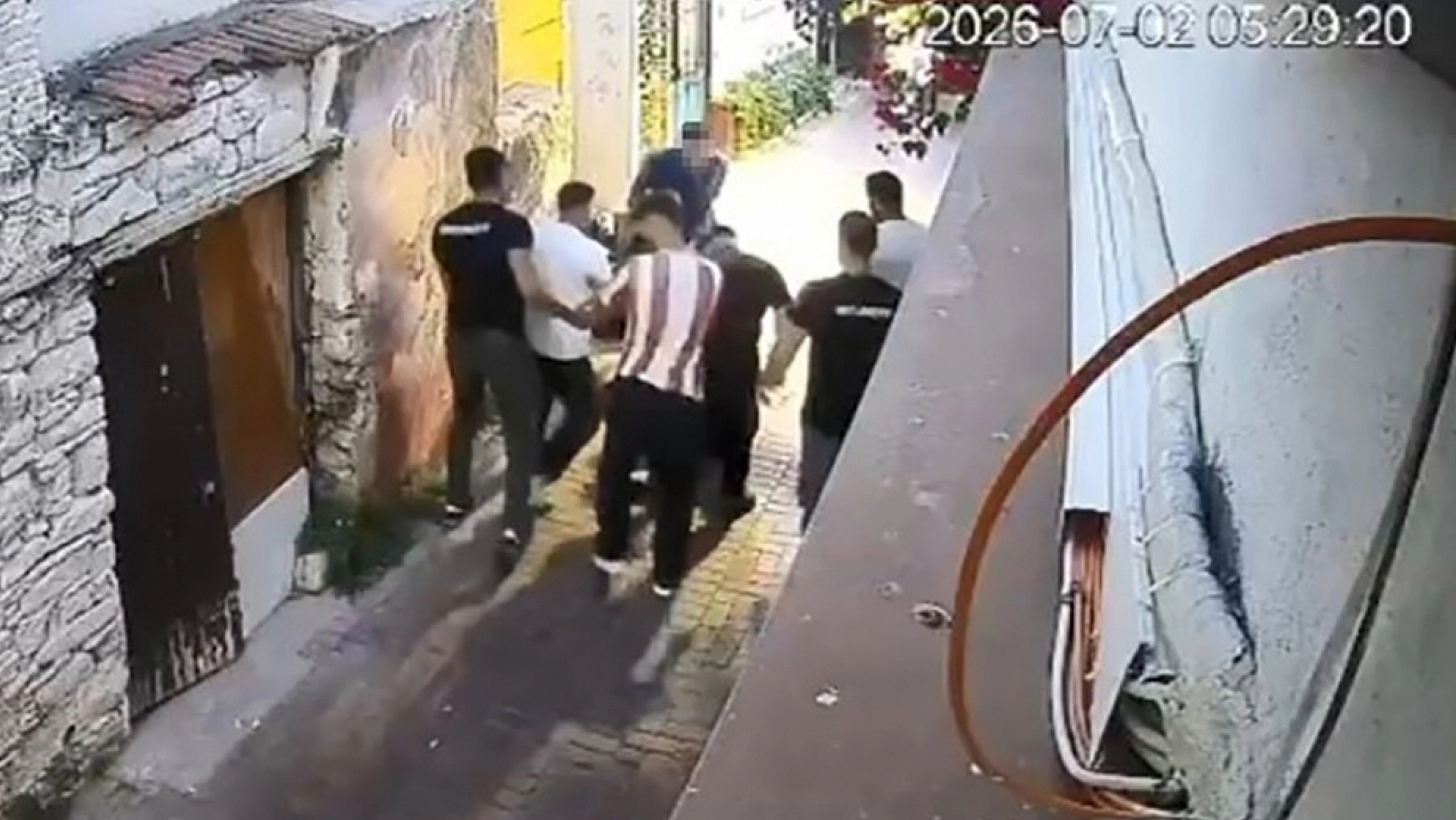 Silahla vurdukları adamı darbederek öldürdüler