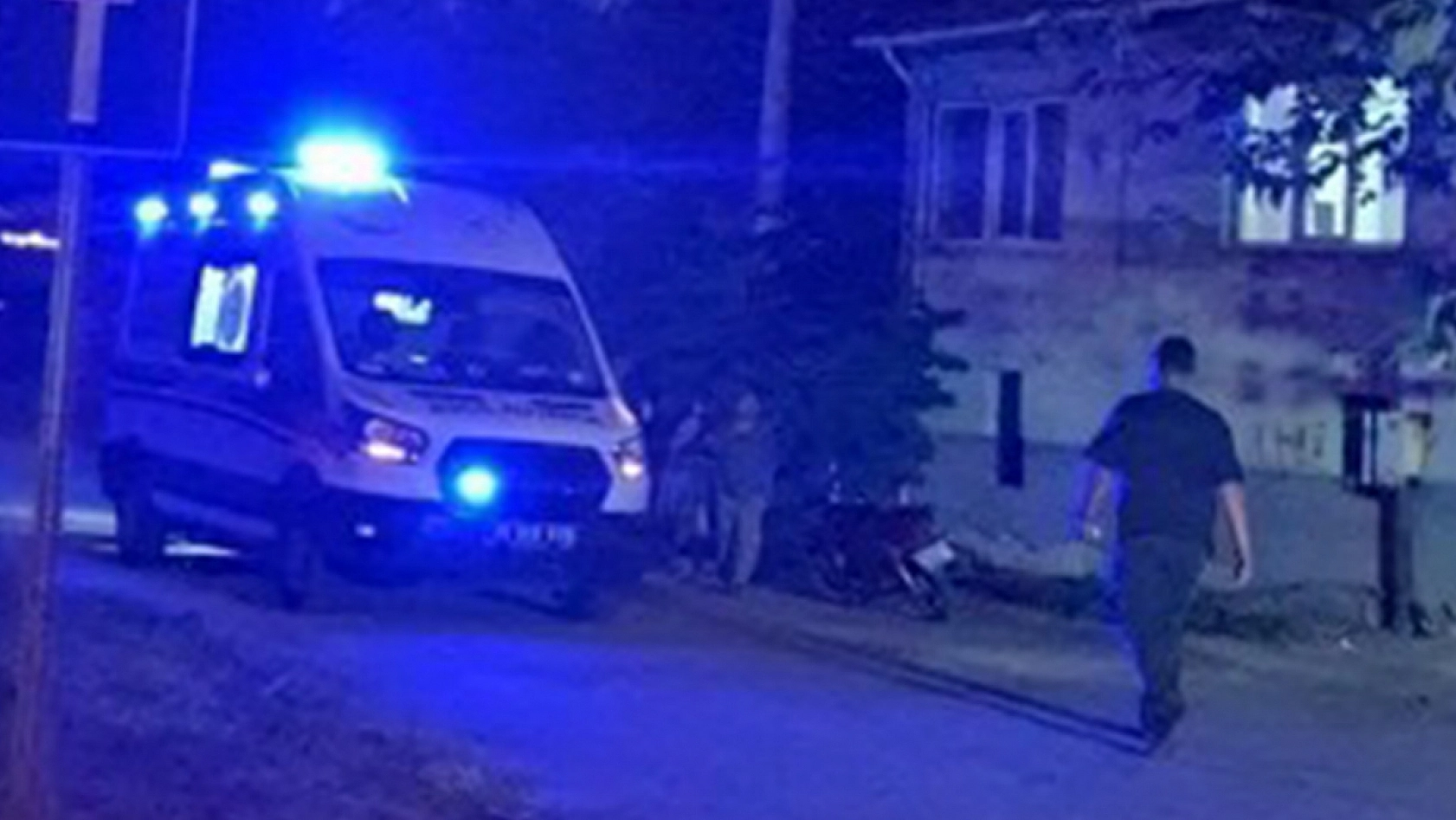 Sinir krizi geçiren kadının bağırış sesleri sokağı inletti