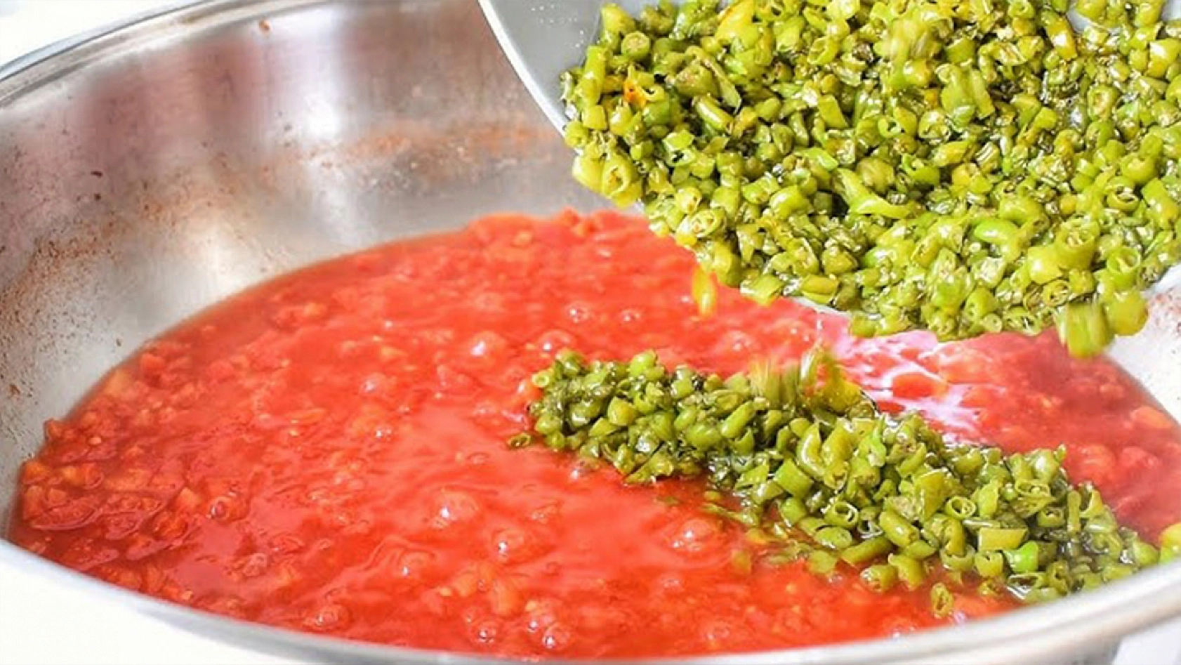 Elazığlı hanımlar dikkat! Kışlık menemen böyle hazırlanırsa ekşime sorunu olmuyor!