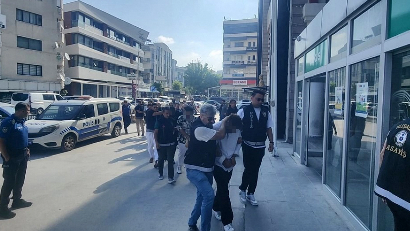 Silahla vurdukları adamı darbederek öldürdüler