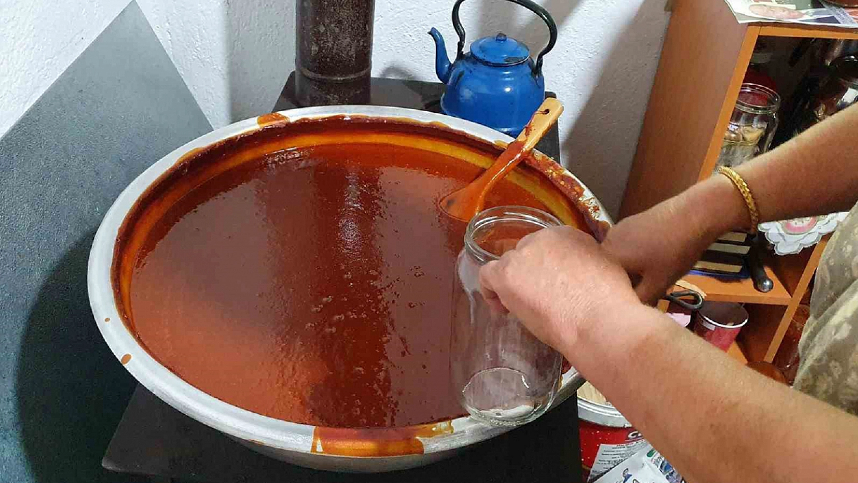 Elazığlı hanımlar dikkat! Kışlık menemen böyle hazırlanırsa ekşime sorunu olmuyor!