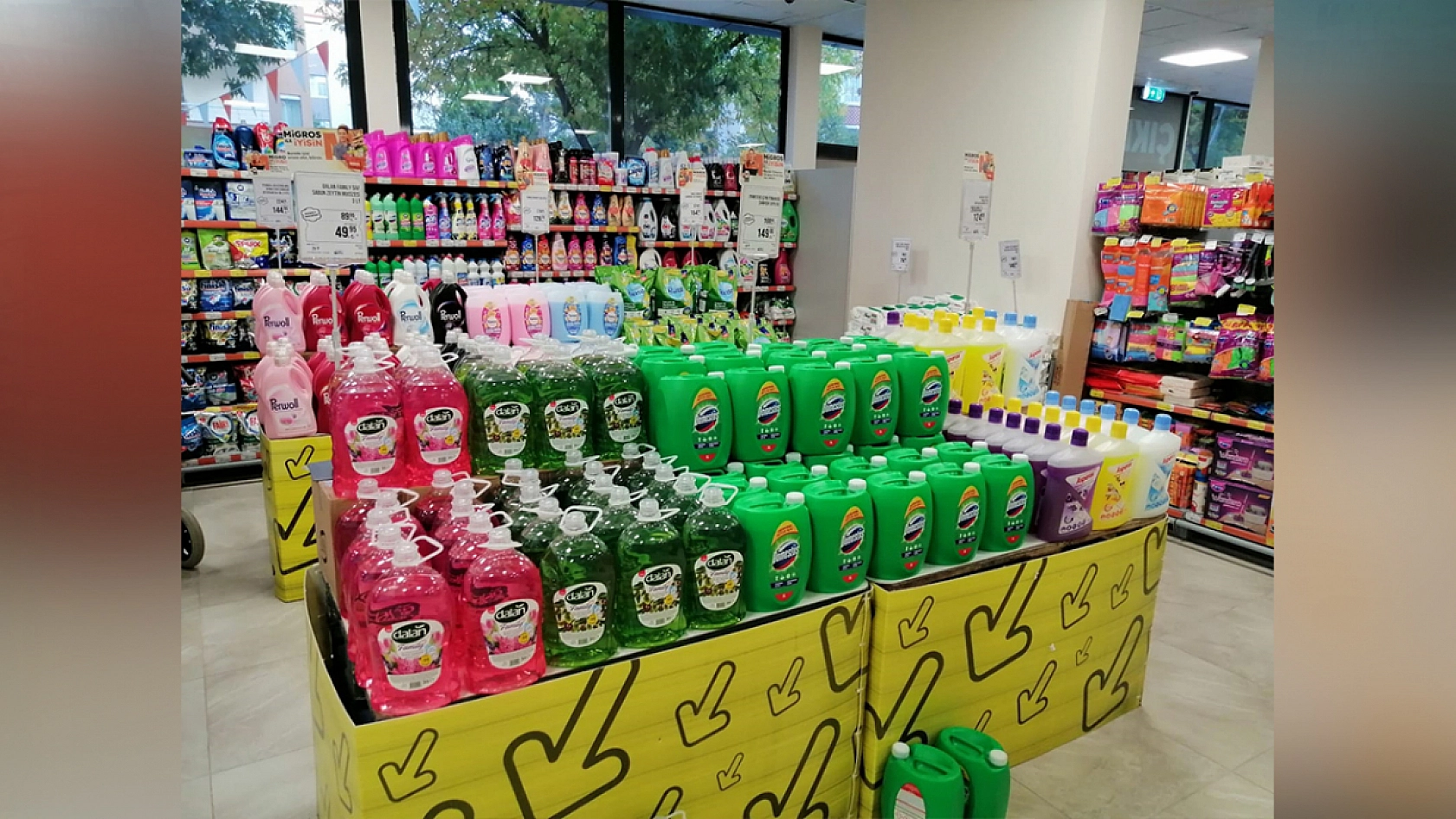 Elazığ'ın marketinde züccaciye günü: Erken giden alır