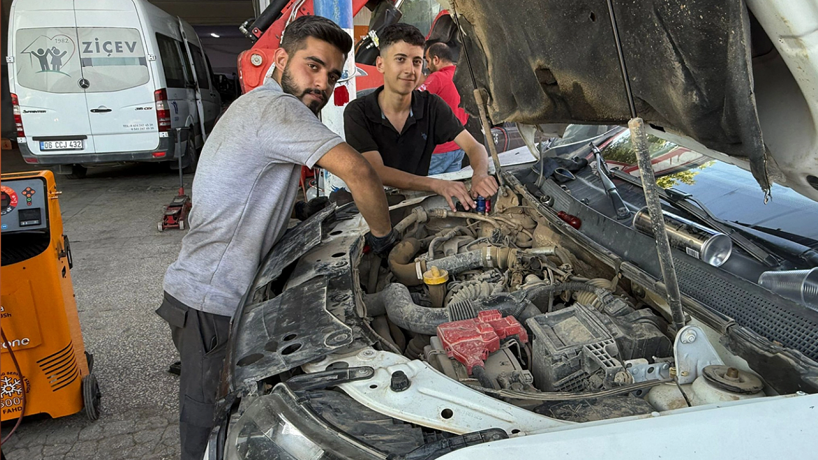 Elazığ'da sıcak hava en çok onlara yaradı: Araç sahipleri saatlerce sıra bekliyor