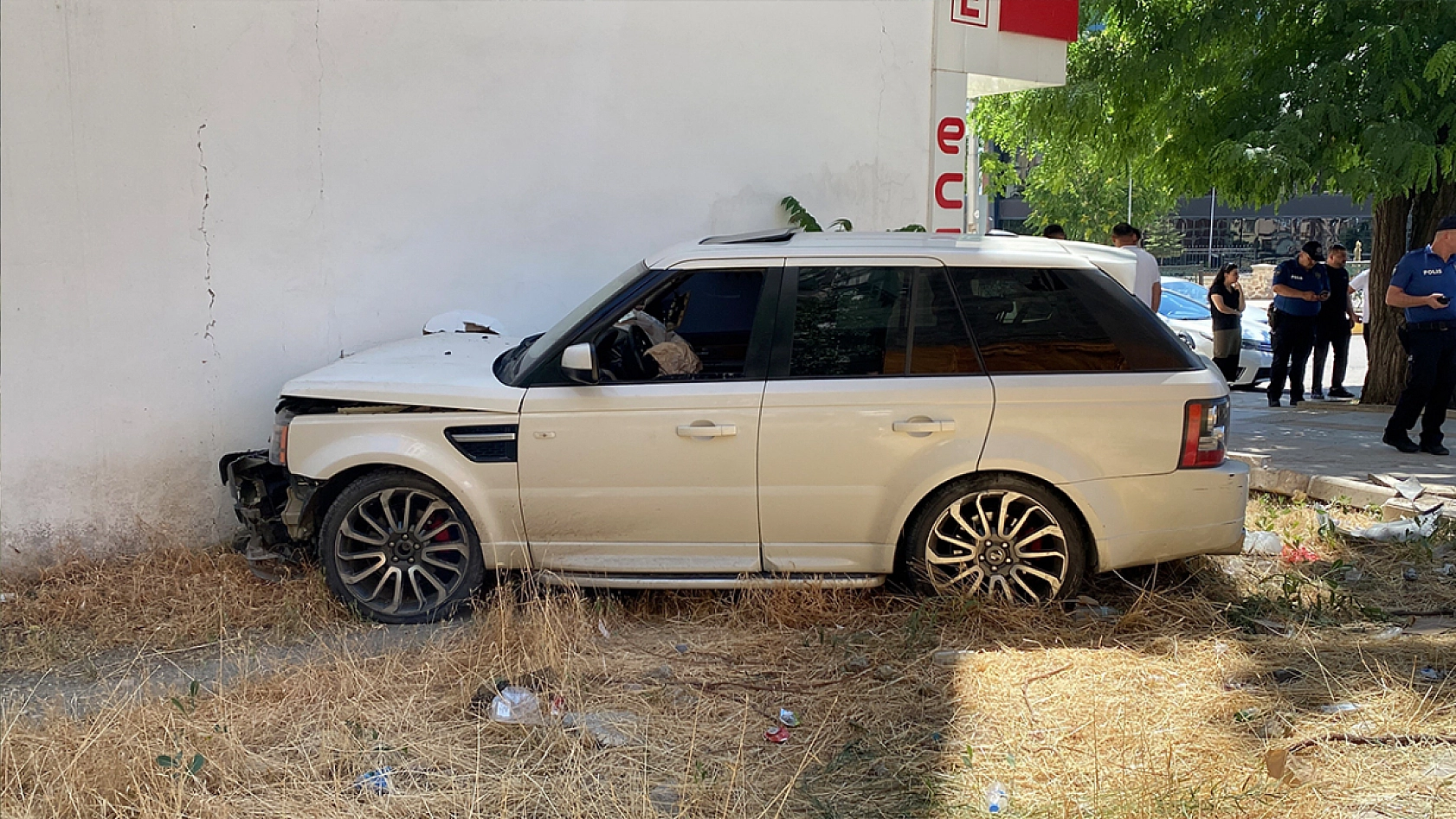 Elazığ'da kontrolden çıkan cip yayaya çarptı: 2 Yaralı