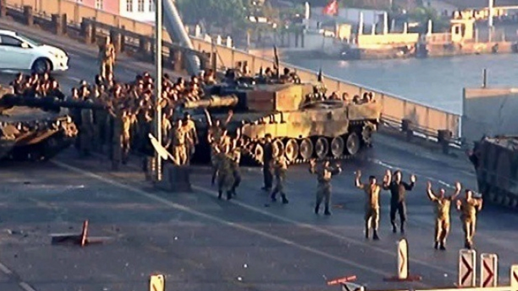 Bakan Gürlek'ten 15 Temmuz operasyonu: 81 ilde 968 gözaltı