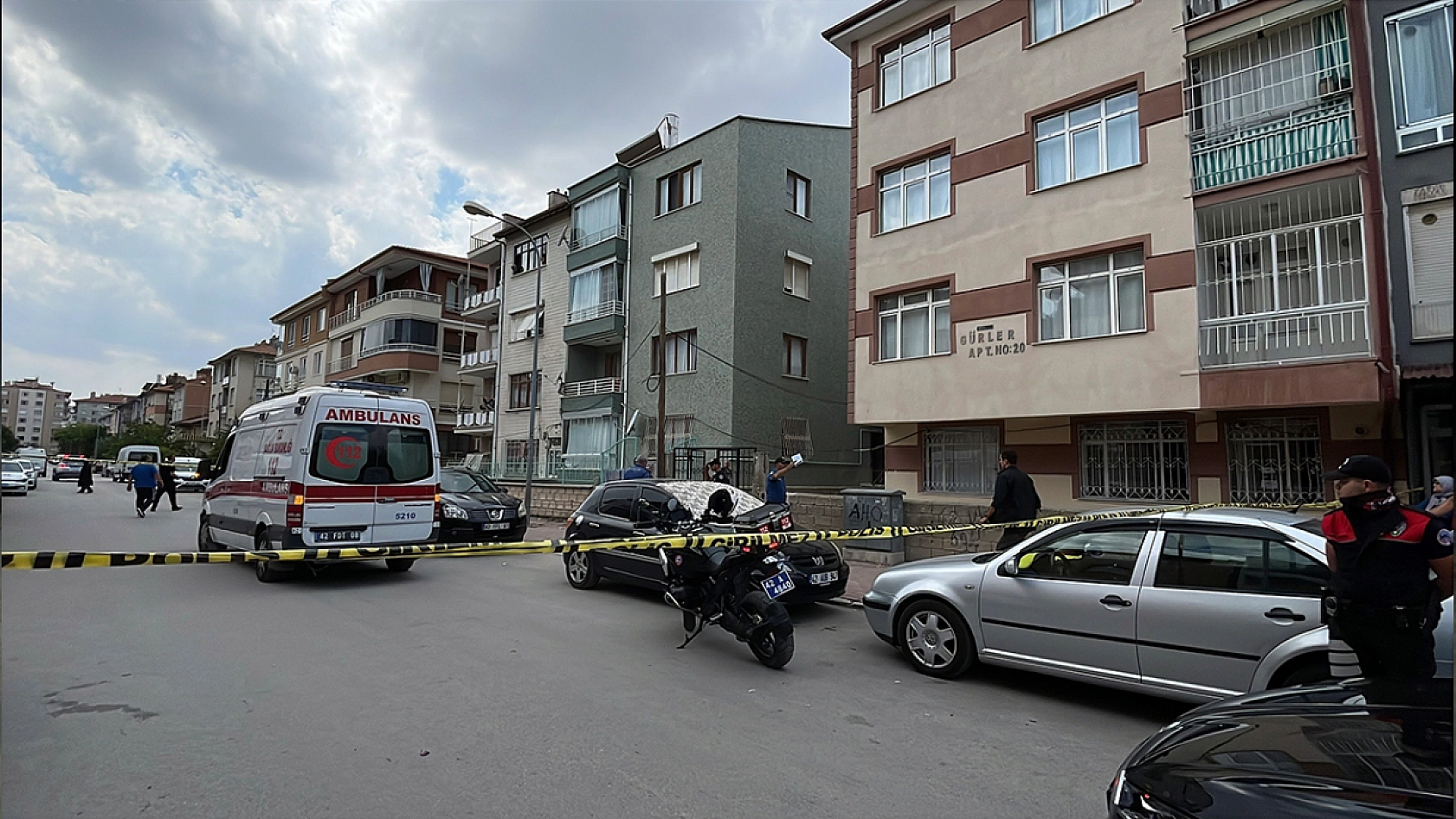 Evde kanlı gece: Anne ve kız kardeşinin boğazını kesti
