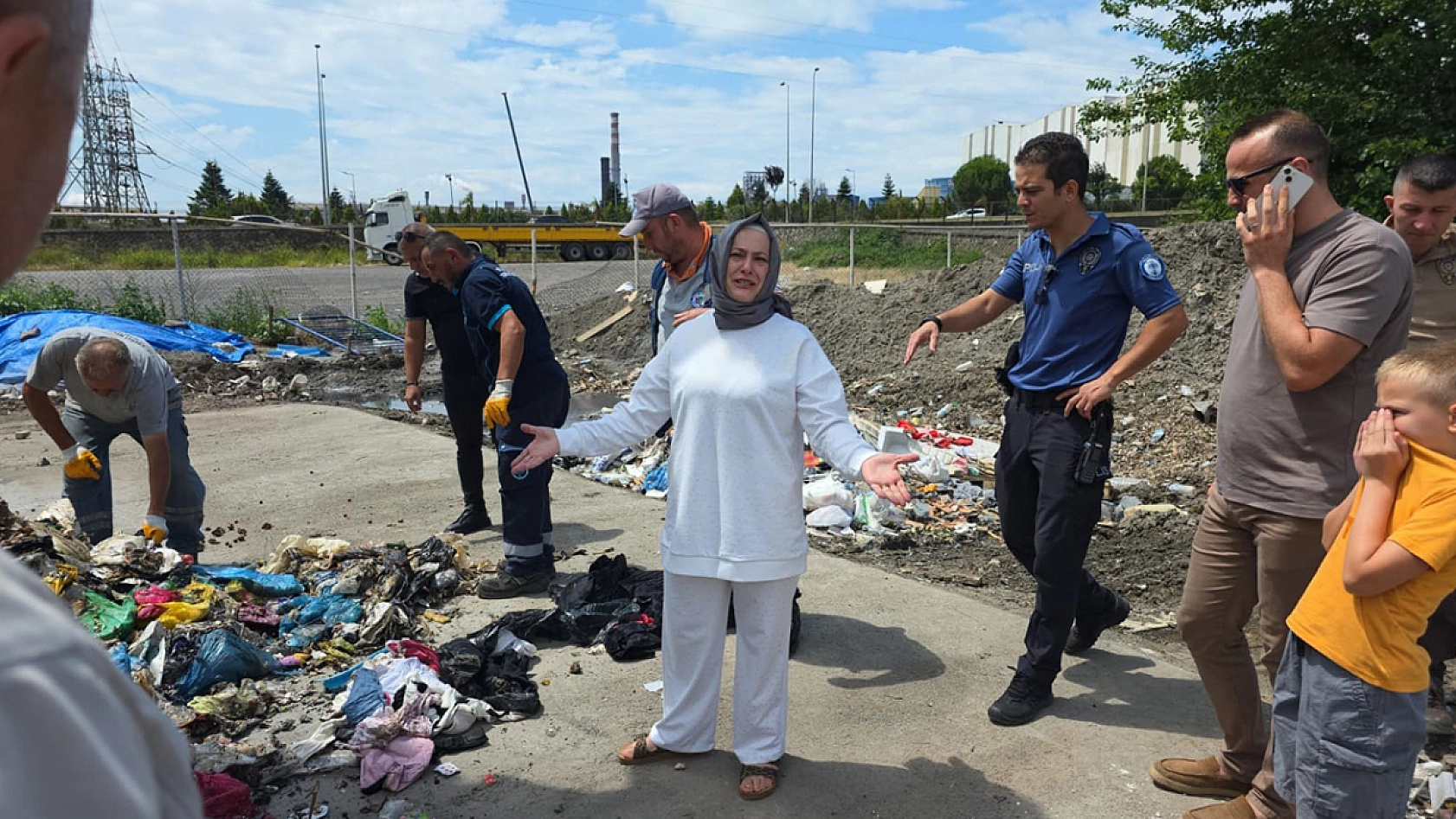 Belediye ekipleri çöp sandı, içinden altın çıktı