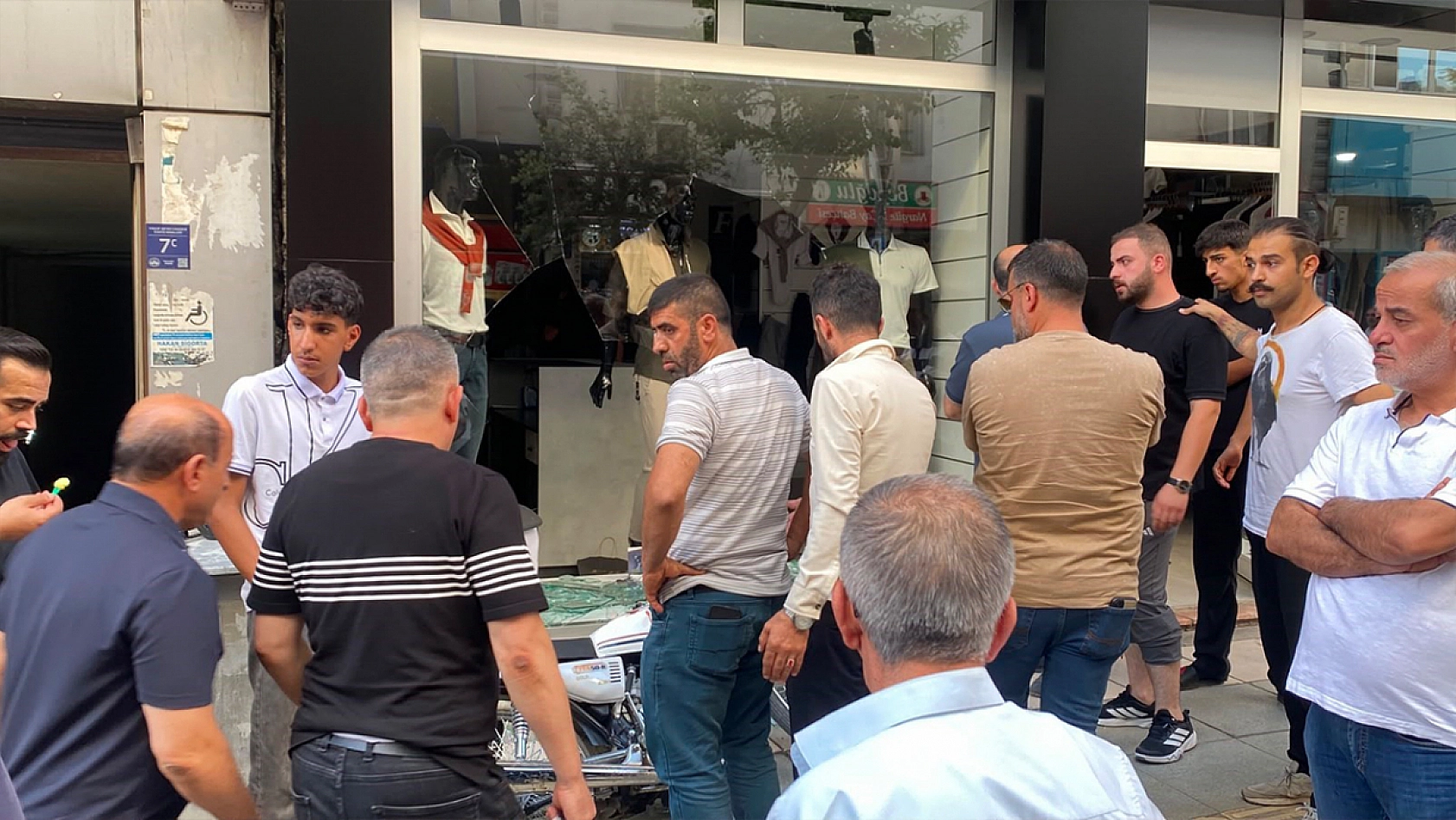 Elazığ'da motosiklet otomobile çarptı: Mağazaya daldı