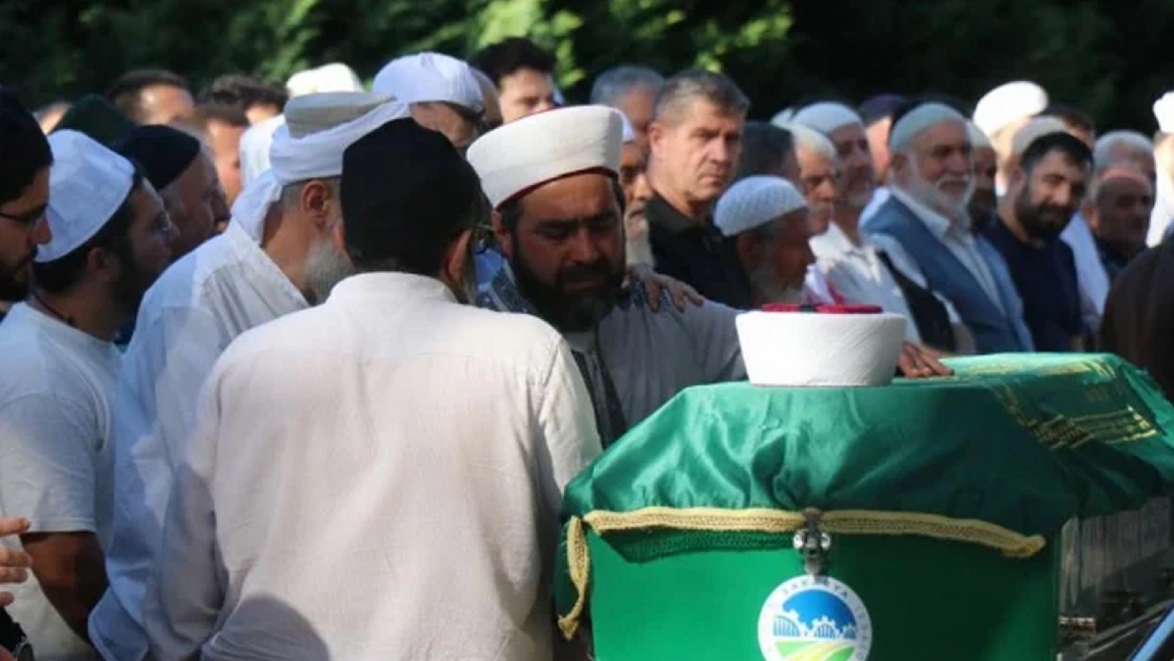 İmam babanın en zor görevi: Oğlunun cenaze namazını kıldırdı