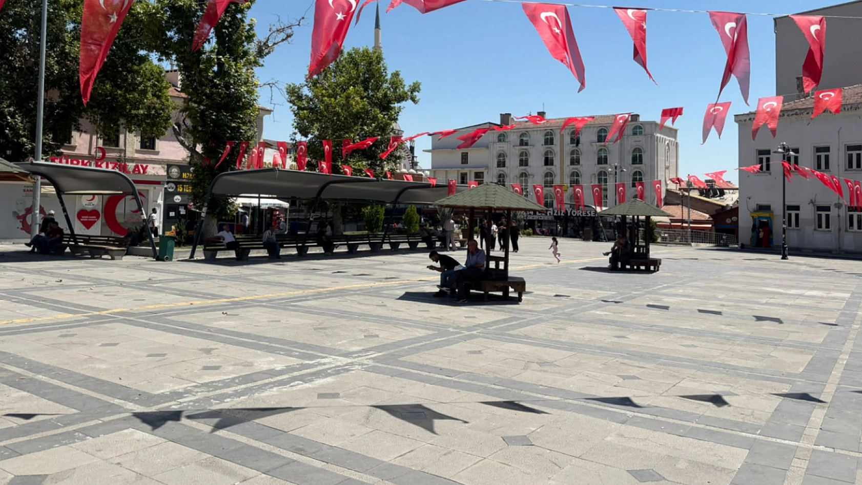 Elazığ'da çöl sıcakları hayatı durdurdu: Termometreler 38 dereceyi gösterdi