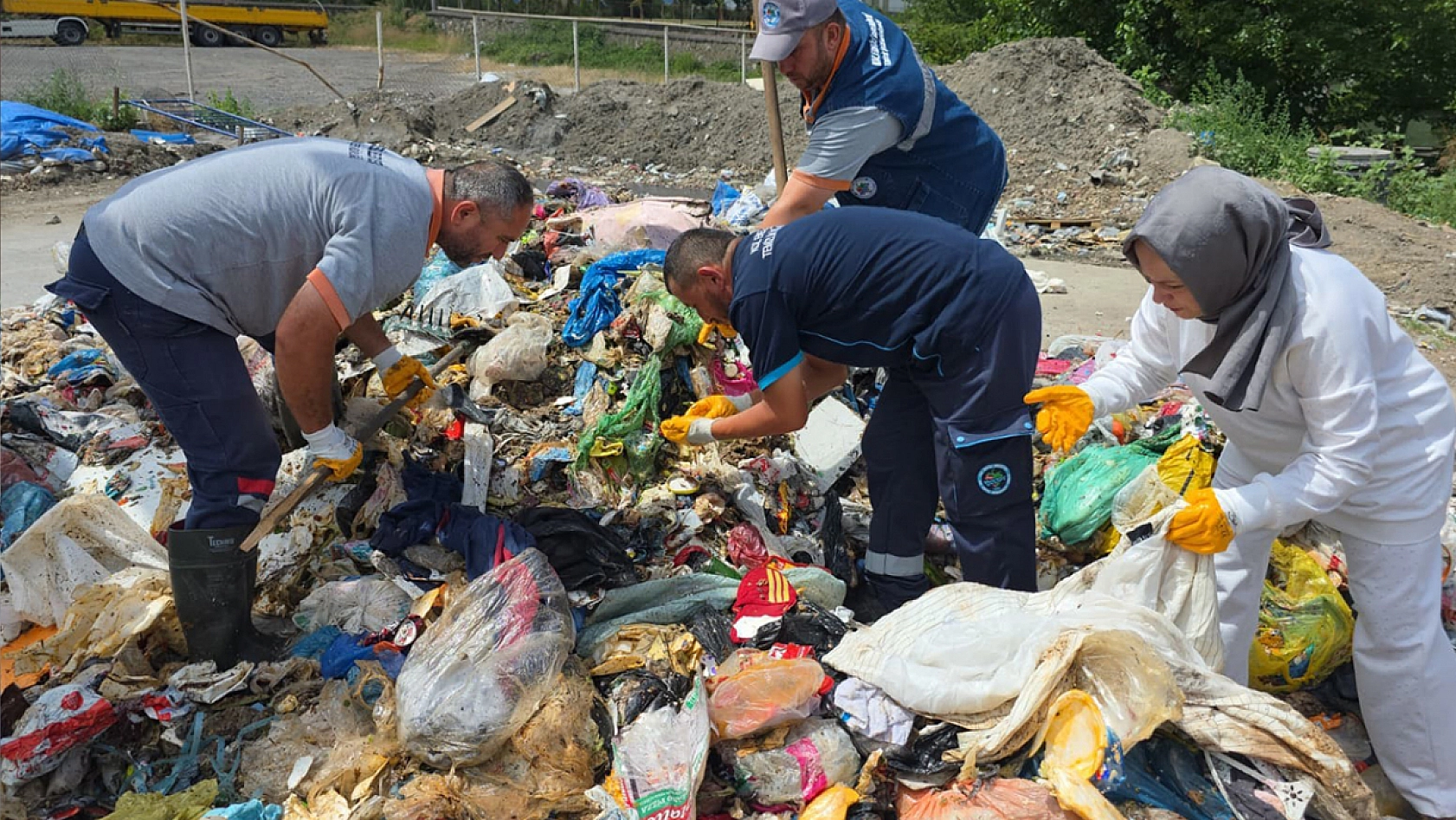 Belediye ekipleri çöp sandı, içinden altın çıktı