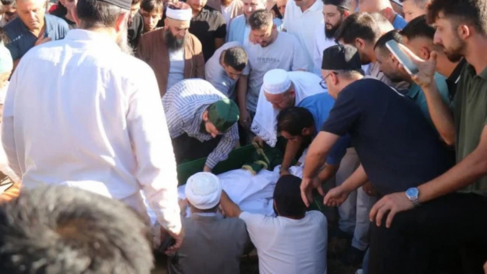 İmam babanın en zor görevi: Oğlunun cenaze namazını kıldırdı