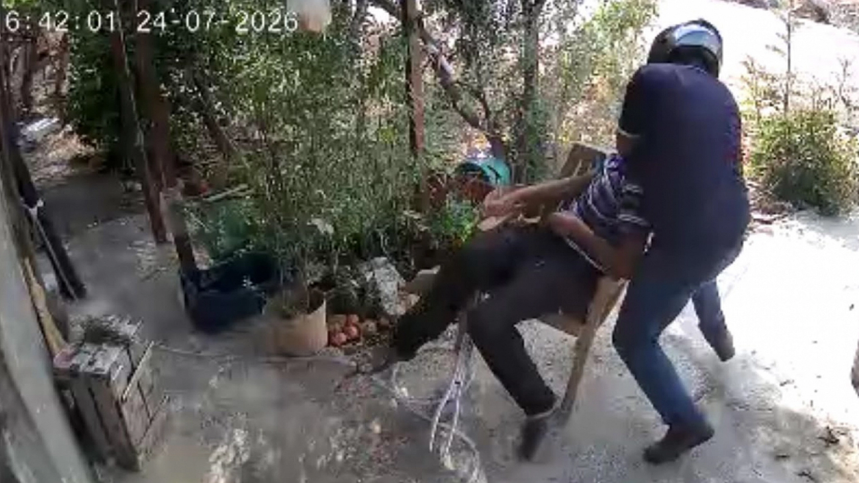 Yaşlı adamın boynunu kırmaya çalışıp kafasını tekmeledi