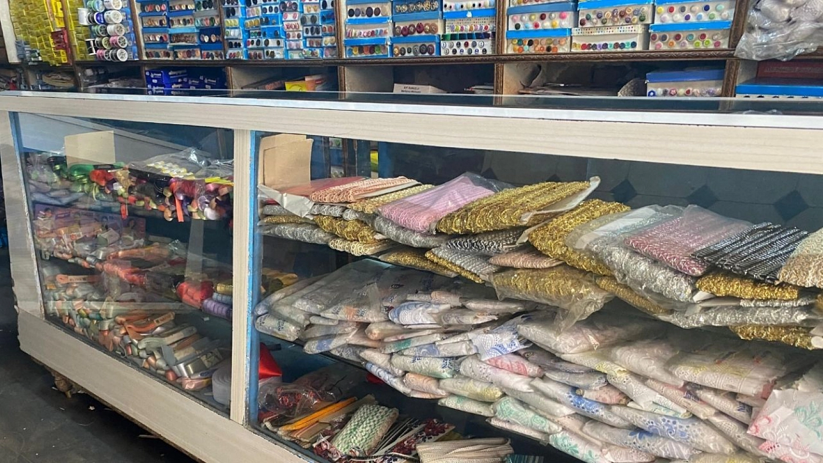 Elazığ'da 54 Yıldır Hizmet Veren Tarihi Düğme Dükkanı İlgi Odağı