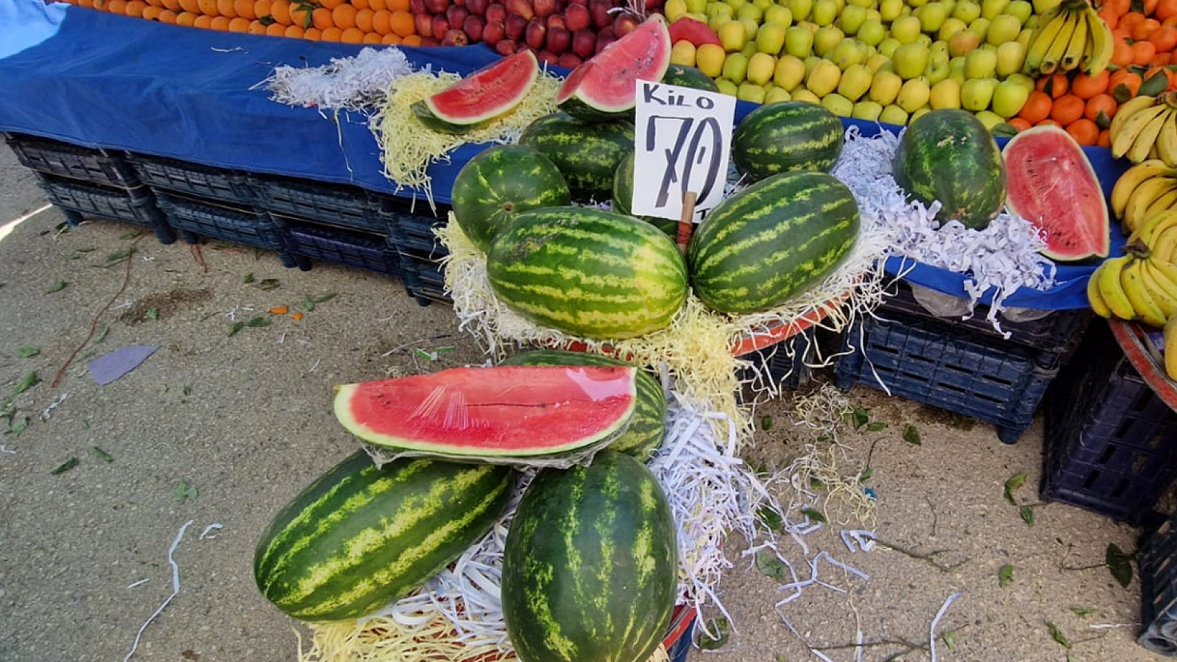 Elazığ'daki tezgahların gözdesi yaz meyveleri