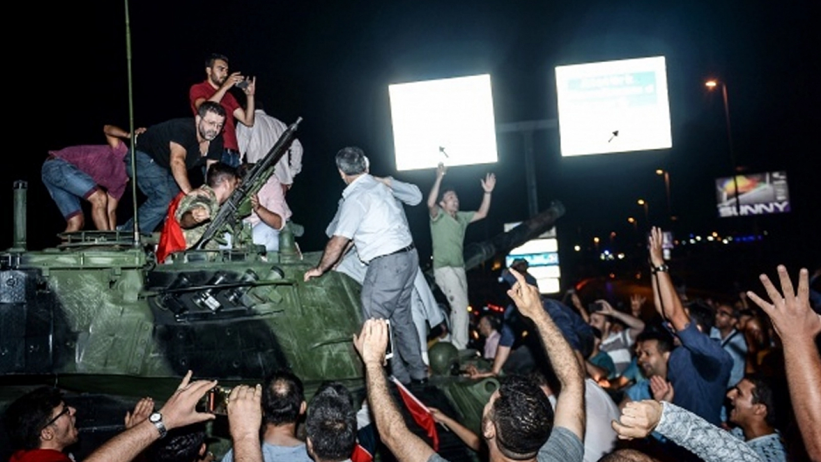 Bakan Gürlek'ten 15 Temmuz operasyonu: 81 ilde 968 gözaltı