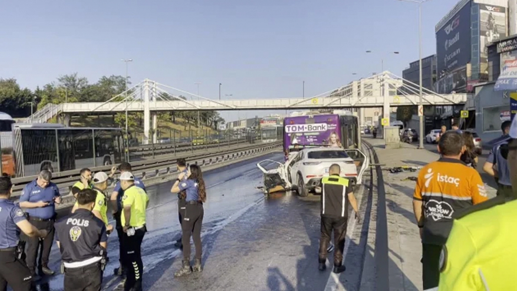 Otomobil otobüsüne saplandı: Çok sayıda kişi hayatını kaybetti