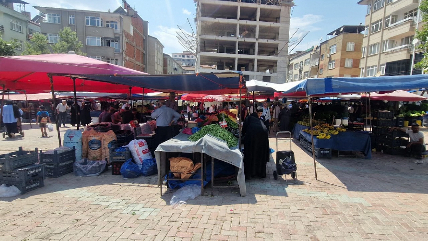 Elazığ Salı Pazarı'nda fiyatlar vatandaşı sevindirdi