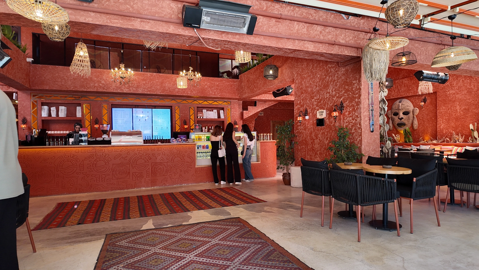 Zulu Cafe ile kırmızı konsept tuttu: Elazığlıların yeni buluşma noktası