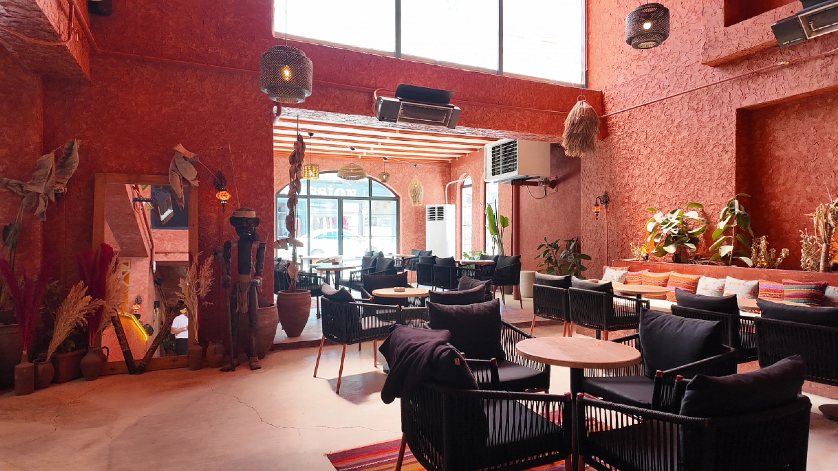 Zulu Cafe ile kırmızı konsept tuttu: Elazığlıların yeni buluşma noktası