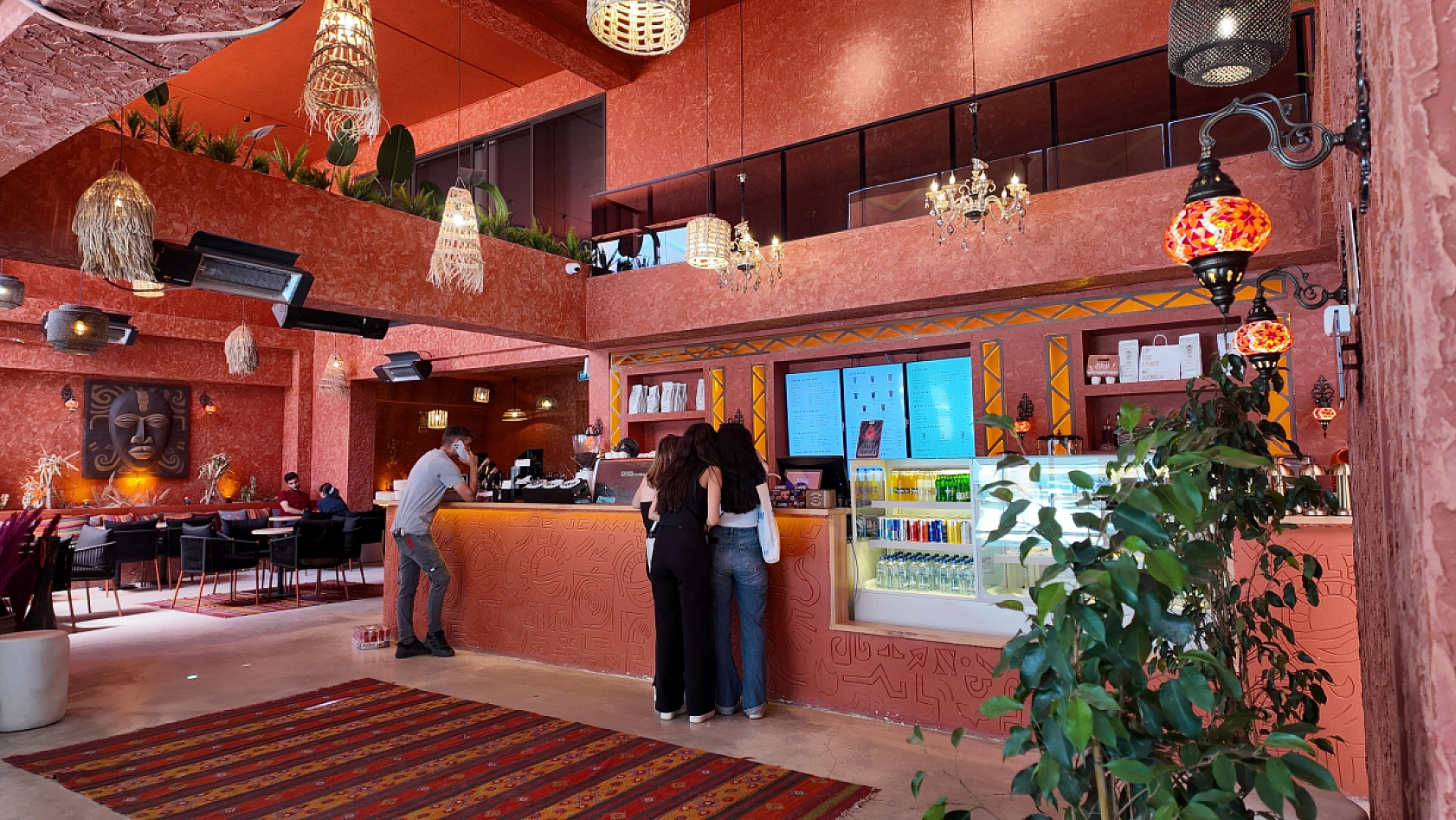 Zulu Cafe ile kırmızı konsept tuttu: Elazığlıların yeni buluşma noktası